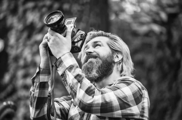 Hobby och yrke. Koncept för kamerainställningar. Hitta perfekt vinkel. En man med retrokamera. Fotografering i det moderna livet. Fotograf använda vintage kamera. Skäggig man hipster tar foto — Stockfoto