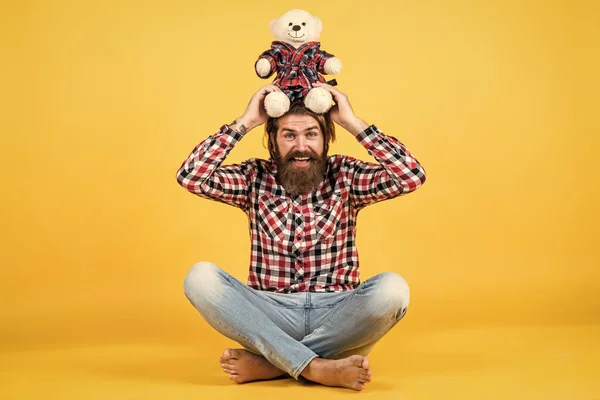 Caucásico maduro hipster con peinado de moda en camisa a cuadros mantenga peluche oso juguete, diversión —  Fotos de Stock