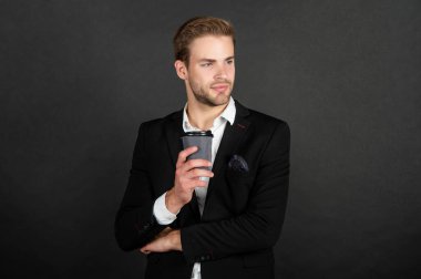 Takım elbiseli yakışıklı ve kahveli genç adam.