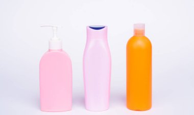 Beyaz fotokopi alanında izole edilmiş banyo jeli ve banyo jeli ürünleri kutuları.