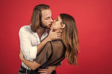 Mutlu erkek ve kadın kucaklaşır ve öpüşür, tutku