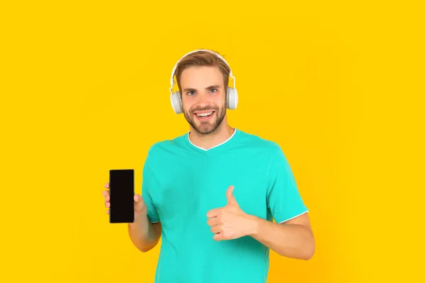 The best phone. Happy guy give thumbs up to mobile phone. Use it to make you feel different — Stock Photo, Image