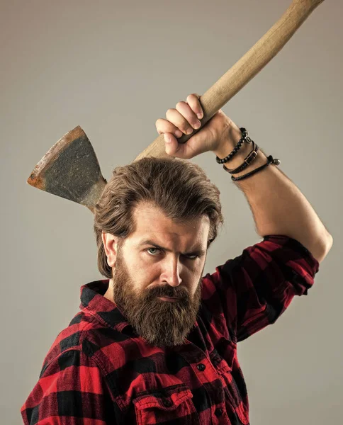 Skäggig manlig hipster i rutig skjorta hålla yxa, camping — Stockfoto
