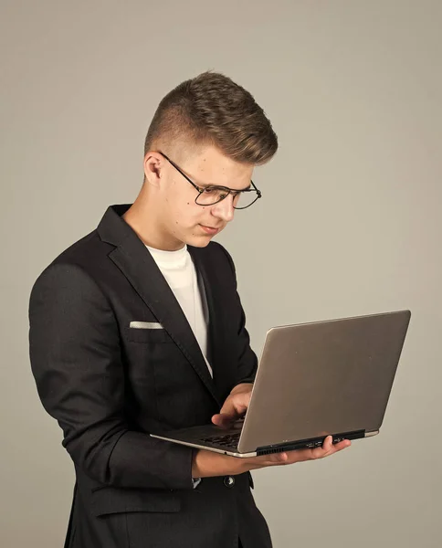Sebevědomý chlapec v brýlích. nakupování online. dospívající chlapec pracovat na notebooku. online vzdělávání. — Stock fotografie