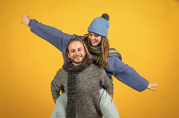 Boldog család pár visel kötött ruhát télen, barátság — Stock Fotó