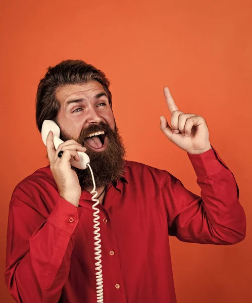 Jóképű szakállas srác stílusos haj használata vintage telefon, beszélgetés — Stock Fotó