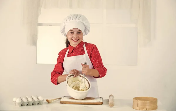 Geschmack trifft Exzellenz. glückliche Kindheit. glücklich Teenager Mädchen Teig kochen. Kind in Koch-Uniform. — Stockfoto