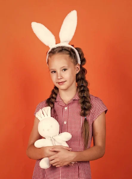 Konijnenkind houden Pasen konijn speelgoed klaar voor ei jacht, Pasen plezier — Stockfoto