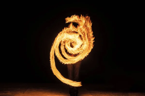 Artista de fuego realizar arcos circulares de fuego patrón en la noche en la oscuridad, espiral de fibonacci —  Fotos de Stock