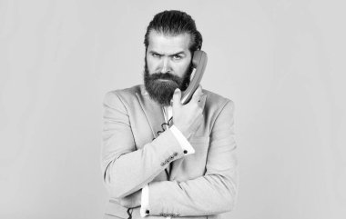 Modern yaşamda klasik teknoloji. Hat meşgul. Telefondaki adam. Genç adam telefonda konuşuyor. İş adamı klasik telefondan konuşuyor. Erkek sabit hattan konuşuyor.