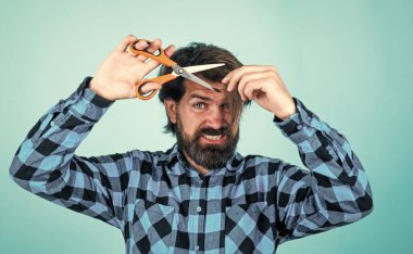 Uzun sakallı, uzun sakallı, makaslı, kuaförlü vahşi bir adam.