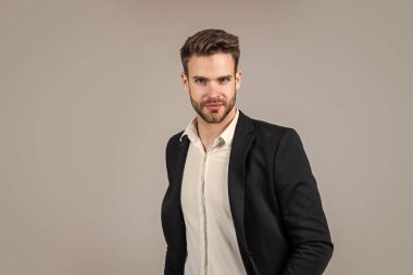 Moda tarzı olan şık bir adam. Ofis kıyafeti, atölye.