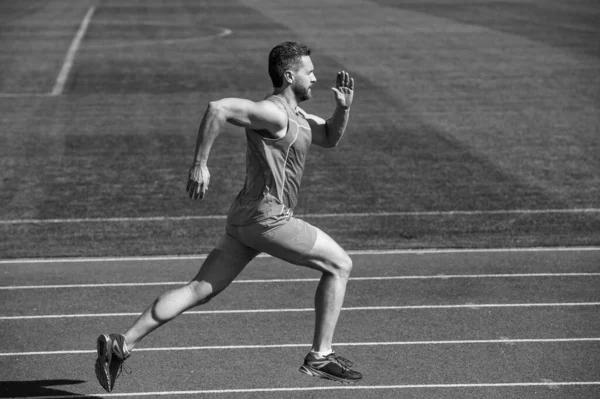 Gran progreso. chico musculoso correr hacia el éxito. Hombre corriendo en el estadio. deportes rutina de estilo de vida saludable. entrenamiento deportivo. atleta masculino hacer ejercicio matutino. corredor deportivo al aire libre. atención médica. energía — Foto de Stock