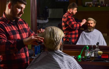 Çoğu stilist sen sormadıkça fikir vermez. Saçları boyalı bir adam. Berber berber dükkanı. Hippi saç tıraşı oluyor. Berber kozmetik. Makas kesme. Taze saç kesimi. Kuaför araçları