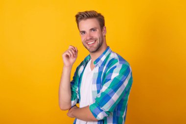 Gülmeye devam. Gülümseyen yüzlü adam. Mutlu adam portresi sarı arka plan. Gülümse ve mutlu ol.