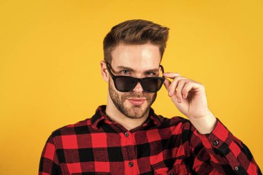 Seni görüyorum. Erkekler giyer. Kareli gömlek ve gözlüklü genç yakışıklı adam. Şık bir erkek günlük kıyafetler giyer. Tıraşsız suratlı kıllı sakallı adam. moda ve güzellik. berber dükkanı konsepti