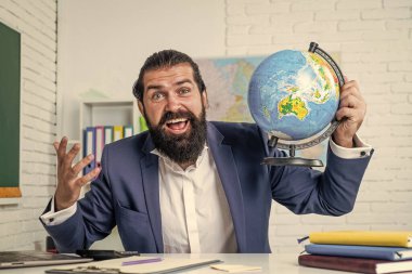 Gaddar traşsız adam. Sınıfta üniversite öğretim görevlisi. Eğitim.