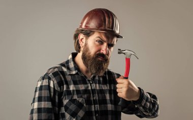 Sakallı, bıyıklı, çekici tutan yakışıklı adam.