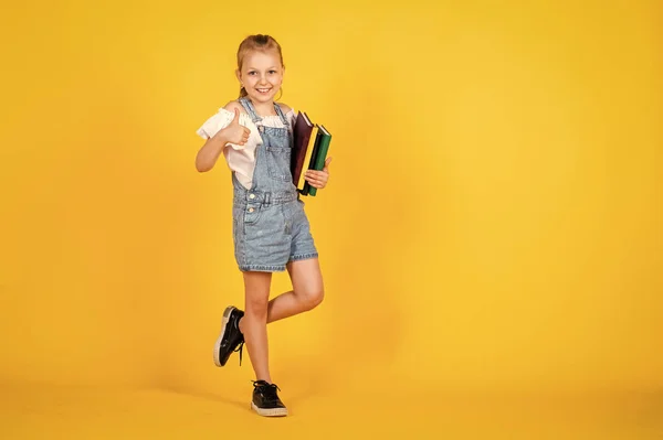 Mooi tiener meisje met boeken voor onderwijs, school — Stockfoto