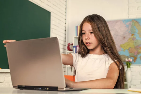 Allegra bambina con computer a scuola lezione, e learning — Foto Stock