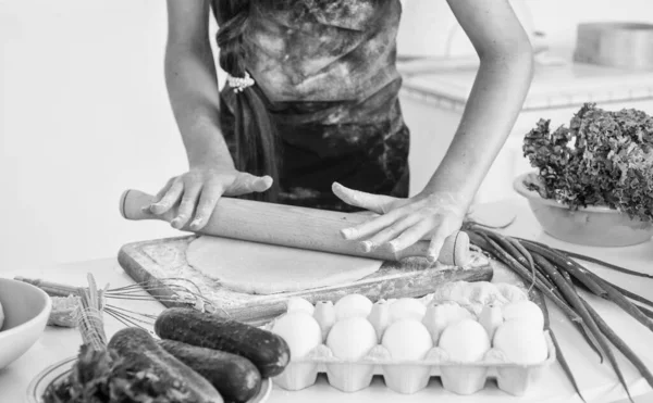 Menina se divertindo enquanto cozinha, infância — Fotografia de Stock