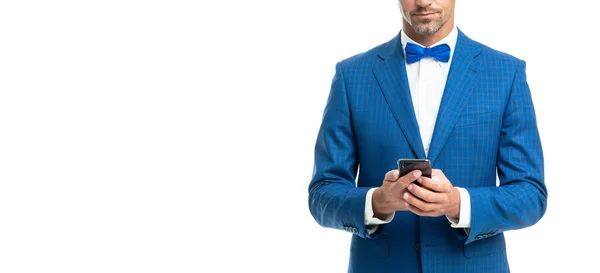 Hombre recortado en azul corbata de lazo chat en el teléfono aislado en blanco. con espacio de copia — Foto de Stock
