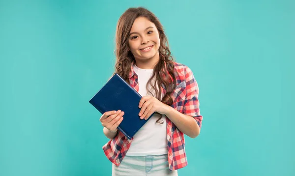 Niño feliz mantenga cuaderno sobre fondo azul, educación — Foto de Stock