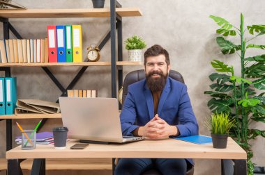 Acımasız, mutlu bir şebeke yöneticisiyim.