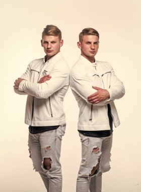 Beyaz giysili ikiz kardeşler birbirine benzer, erkek modası.
