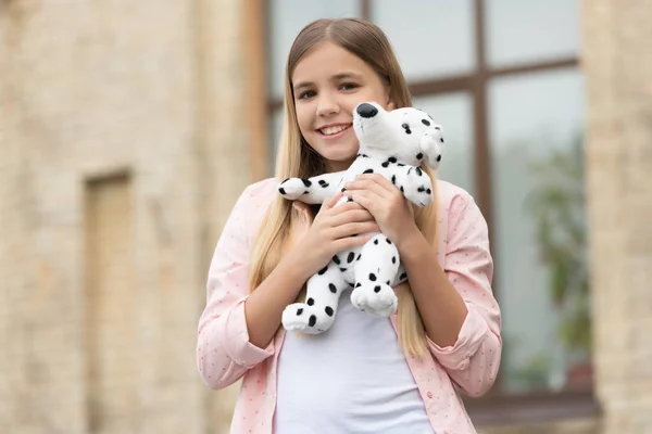 幸せな女の子子供抱っこふわふわおもちゃ屋外、子供時代 — ストック写真