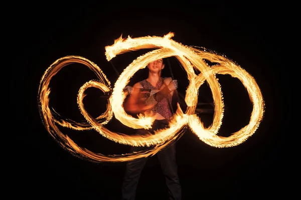 Macho fuego bailarina giro quema bastón crear brillante senderos en movimiento oscuro al aire libre, twirler —  Fotos de Stock