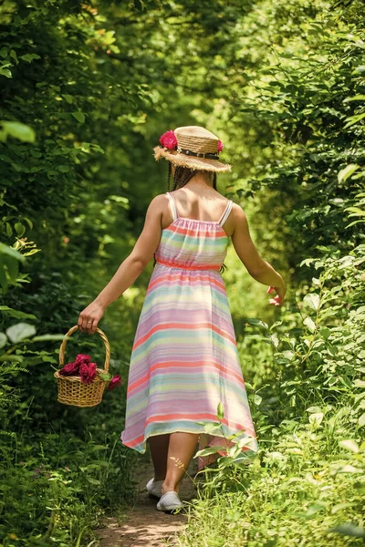 Walking green forest. teen girl walk in straw hat. childhood happiness. summer vacation. — Stock Photo, Image