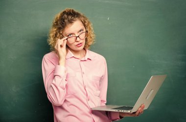 BTMM öğrencisi. İstihbarat ve programlama. İnternetten ders veriyorum. Online okul. Uzaktan kumanda. İnternette çalış. Öğretmen defteri bilgi karatahta arka planı aranıyor. İnternet 'te sörf yapan kadın.