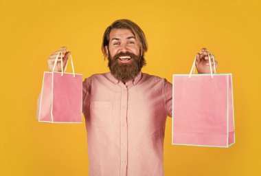 Teşekkür ederim. Ona sürpriz yapacağım. Alışveriş ve satış. Olgun, vahşi hippi. Alışveriş merkezinden al. Mutlu sakallı adam elinde hediye paketi tutuyor. Mutlu yıllar veya yıldönümleri. bayram kutlaması