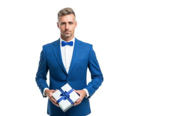 Mavi papyon takım elbiseli iş adamı hediye kutusunu kopyalama alanı olan beyaz kutuda bekletiyor.