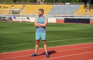 Stadyum ve spor salonunda kendine güvenen fitness antrenörü