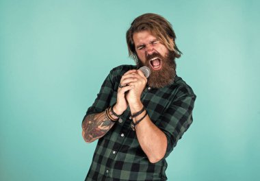 Sakallı vahşi beyaz hippi karaoke 'de şarkı söylüyor, şarkıcı.