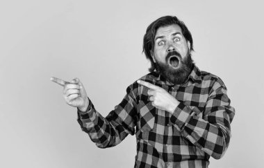 Bıyıklı ve sakallı yakışıklı hippi.