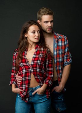 Siyah arka planda aşık seksi bir çift. Genç insanlar. Erkek ve kadın. Erkek ve kız.