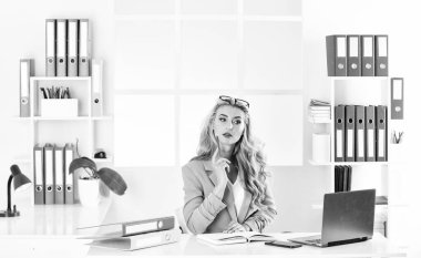 Öğrenci kızın öğrenme süreci. Patron ve çalışan. Üniversite projesi için fikirler. Ofiste oturan bir iş kadını. Çalışırken not alıyorum. Başarılı iş kadını. ofis hayatı