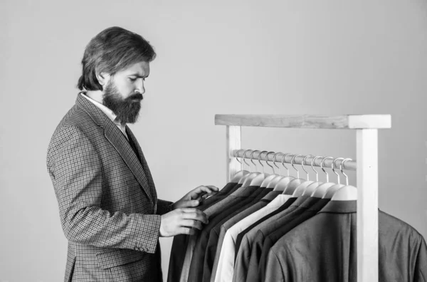 Homme d'affaires beau gars dans le magasin de vêtements choisir des vêtements, bon concept d'assortiment — Photo