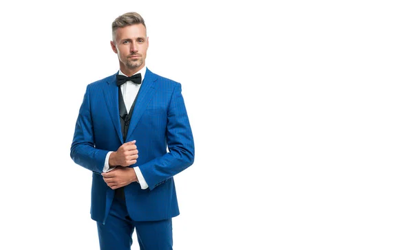 Un hombre guapo en traje azul pajarita. hombre de negocios aislado en blanco. concepto de desgaste formal. espacio de copia — Foto de Stock