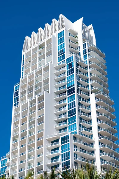 Сучасна архітектура висотних будинків на блакитному небі в Саут-Біч, США. — стокове фото