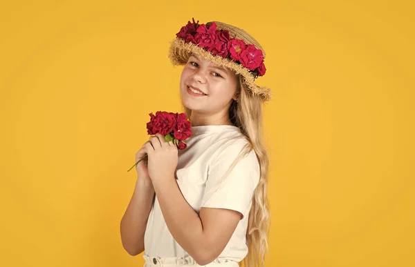 Mooie dag. meisje met rozenbloemen. meisje met bloemstuk. gelukkig tiener meisje — Stockfoto