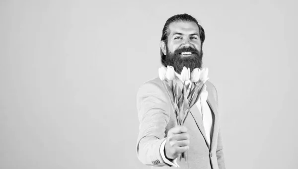 Αληθινός κύριος με μπουκέτο. έννοια ραντεβού αγάπης. γενειοφόρος άντρας με επίσημο ένδυμα με λουλούδια τουλίπας. κομψό επιχειρηματίας φορούν κομψά ρούχα για την επίσημη εκδήλωση. ανοιξιάτικο δώρο αντίγραφο χώρου — Φωτογραφία Αρχείου
