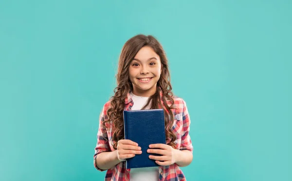 Zurück zur Schule. Kindererziehung. Schüler oder Student halten Notizbuch in der Hand. — Stockfoto