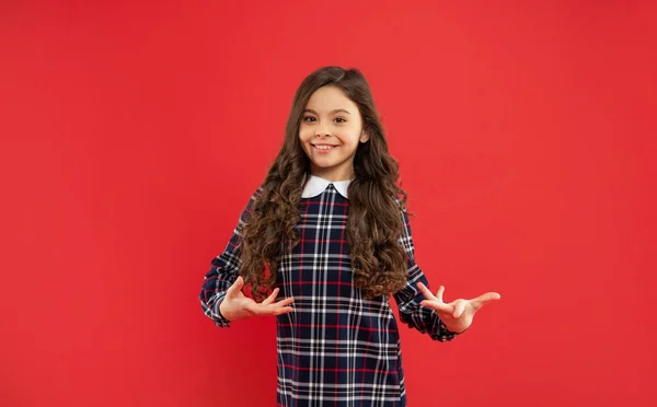 Apresentando o produto. cabelo crespo ondulado. A rapariga tem um penteado ondulado. retrato de criança frizz. — Fotografia de Stock