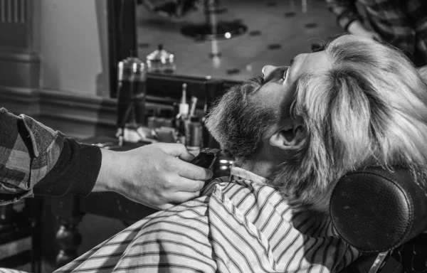 Mantenere la forma della barba. Fatti crescere barba e baffi. Un uomo al barbiere. Salone da parrucchiere. Barbiere professionista e cliente. Taglio la barba da vicino. Migliora la tua esperienza di taglio dei capelli. peli sul viso — Foto Stock