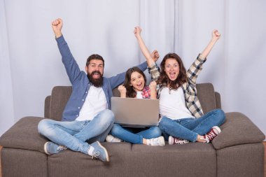 Baba ve çocuk dizüstü bilgisayar kullanıyor. Aile blogu. İnternette kız çocuğu okuyan mutlu ebeveynler.