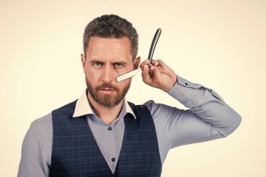 Yakışıklı adam eski usul jileti tut, tıraş ol.